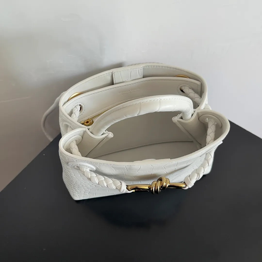 Batch 2880 BOTTEGA VENETA new women's crocodile leather ANDIAMO is shipped! ! ! As a classic model of the BV family, each innovation brings different surprises to fans. There are three ways to carry it with different makeup. Crocodile skin is called the gold in leather and is famous for its top luxury and rarity. During use, the luster of the crocodile skin will not fade or fade with time. No matter how long it is used, it will still remain new. And because each crocodile skin is different, the effect of each crocodile leather bag is different. Style number: 777614 Size: 22*9*15.5cm